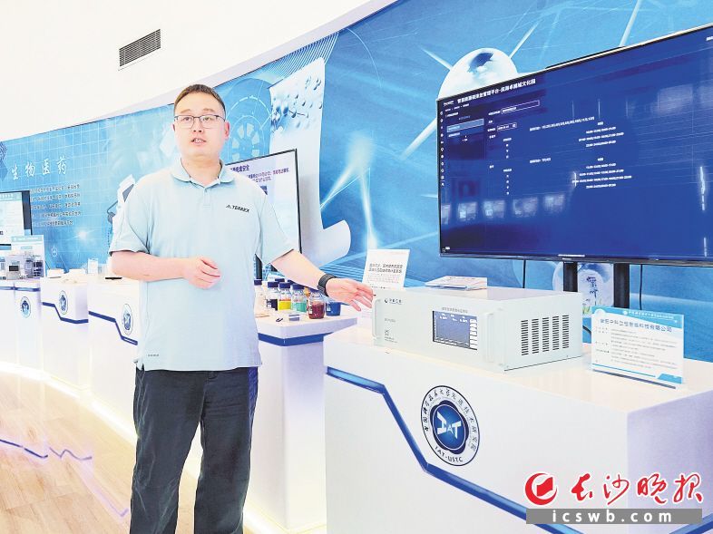 李鲲团队研发的“固定源碳排放在线连续监测系统”已实现核心技术国产化替代。 长沙晚报全媒体记者 颜开云 摄