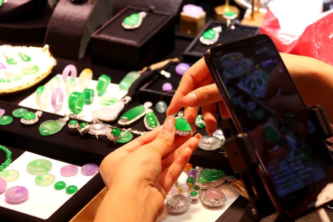 积极拥抱新业态，布局电商新蓝海，平洲玉器珠宝特色小镇与“互联网+”深度融合，9成商户均已“触电”。