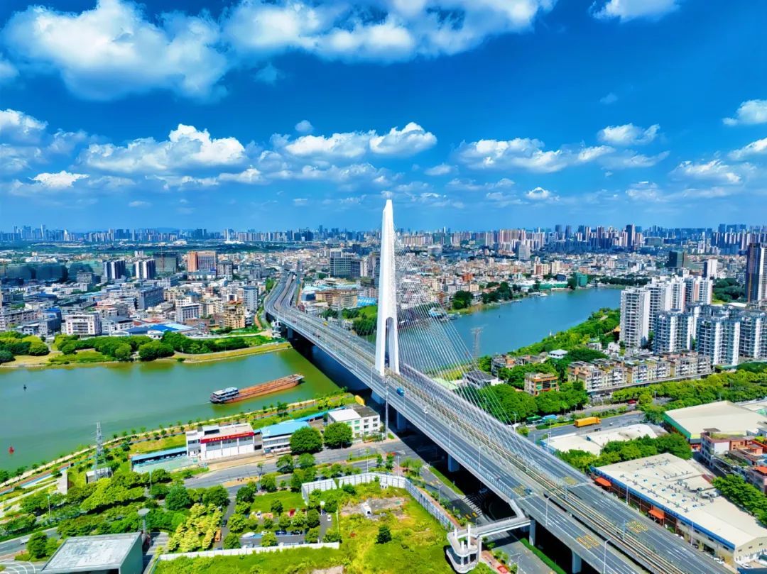 平洲玉器珠宝特色小镇交通便捷，目前已形成粤港澳大湾区1小时交通圈。