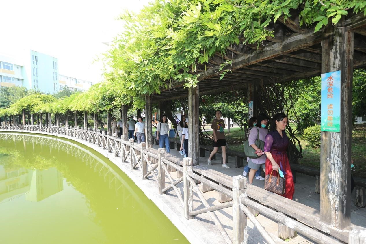 采访团参观济宁市养老服务指导中心