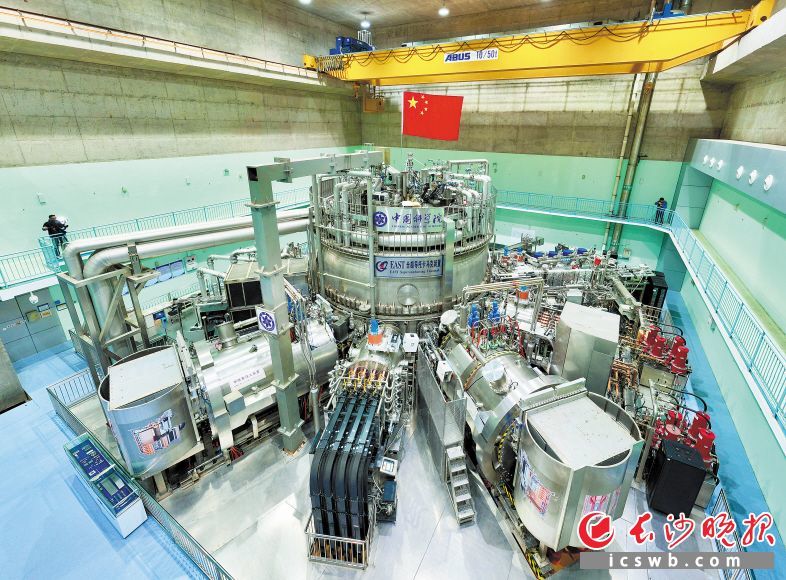 中国版“人造小太阳”——全超导托卡马克核聚变实验装置，坐落在合肥的“科学岛”。 合肥日报记者 张正朋 摄