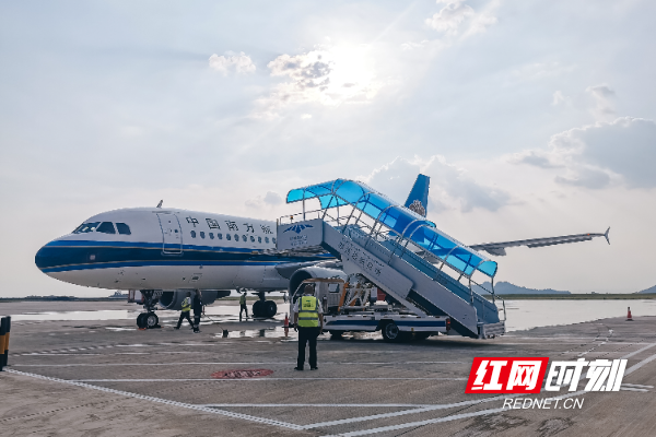 8月18日17时17分，南航CZ5357航班搭载着首批从广州飞来的旅客平稳降落在湘西边城机场。