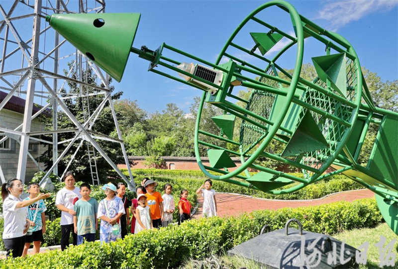 8月14日，北海航海保障中心秦皇岛航标处工作人员为海港区新征南里社区小朋友讲解航标相关的科普知识。