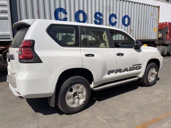 2022款丰田霸道2700全新设计的直瀑式前格栅让新普拉多显得比上一代