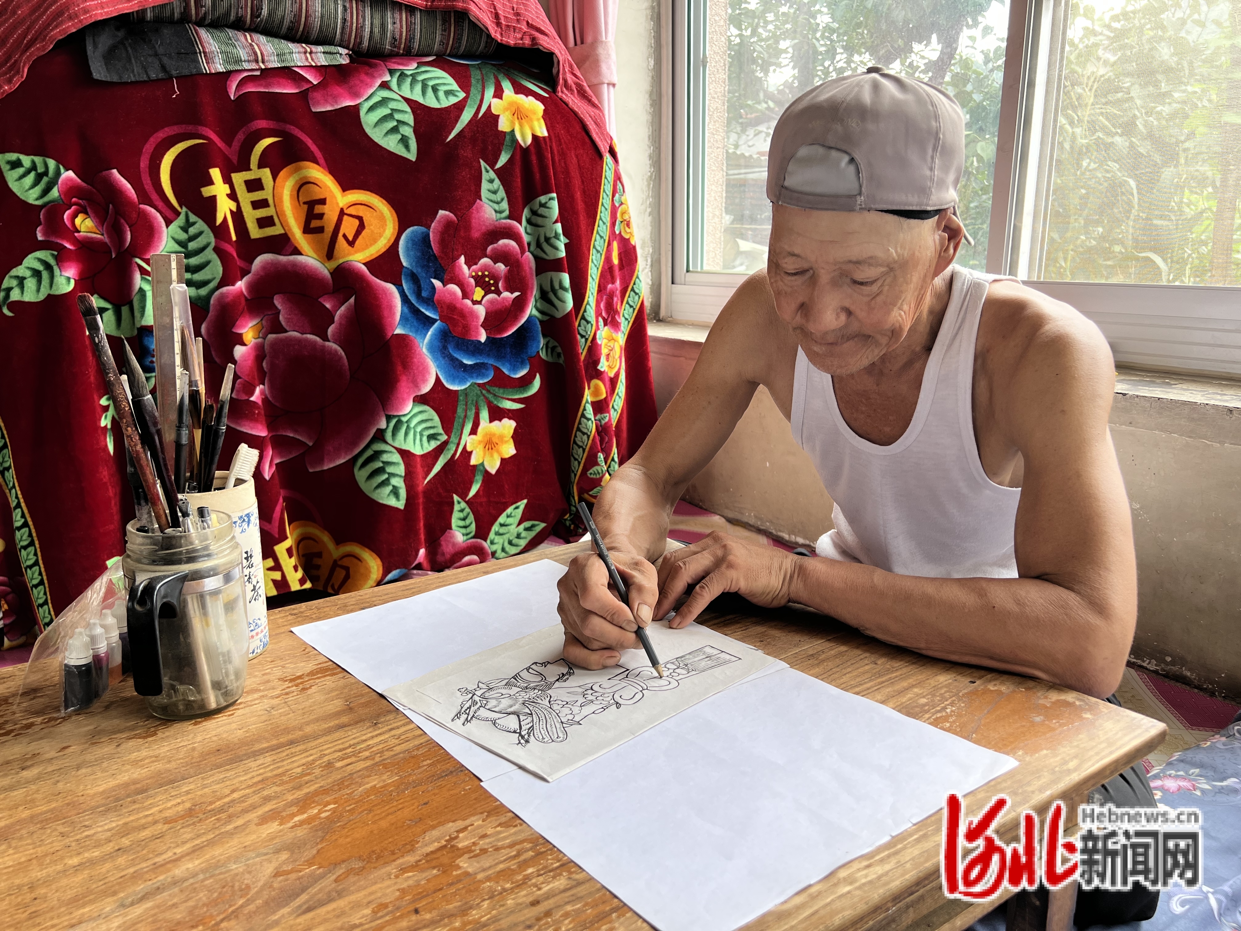 图为迁西县皮影手艺人赵连利正在制作皮影。