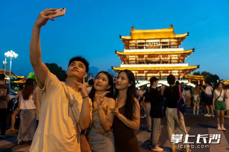 游客们纷纷合影“打卡”留念