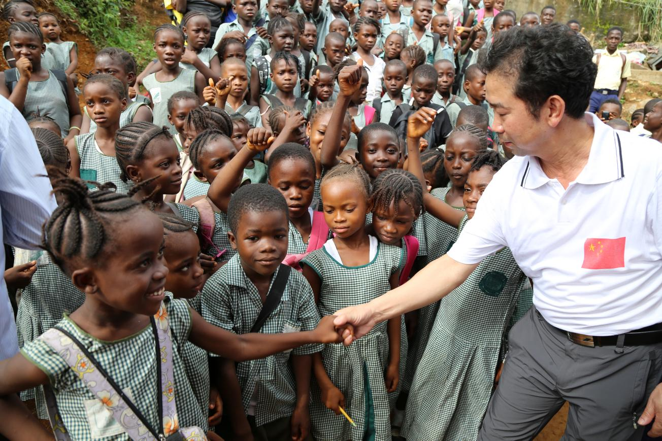 2015年6月1日下午，时任湘雅医院院长助理邱元正带领中国（湖南）第五批援塞抗疫医疗队到塞拉利昂首都的一所贫困学校送爱心。