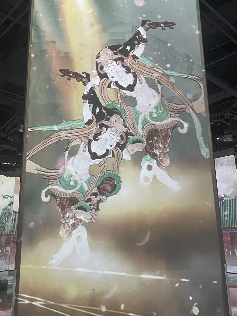 ▲动态展厅立柱上的飞天像 见习记者 姚伟民 摄