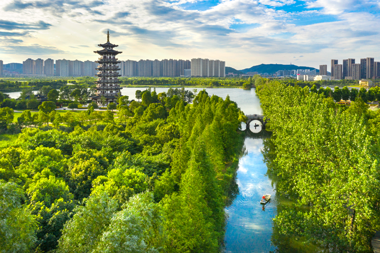 河清岸绿好风光！走，出门散步去