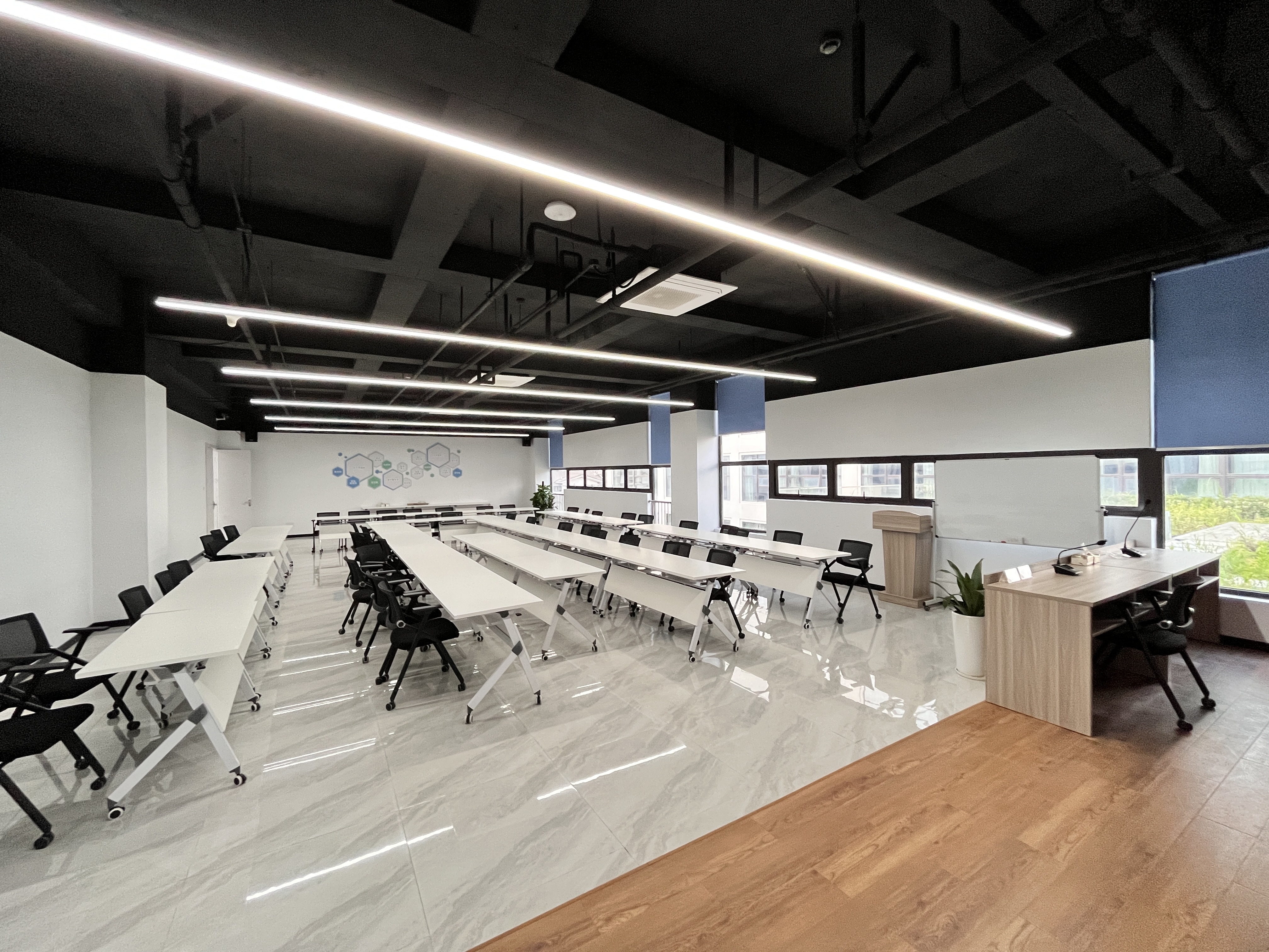 鄞州区首个政府举办、社会力量运营的零工市场在中河正式揭牌启动