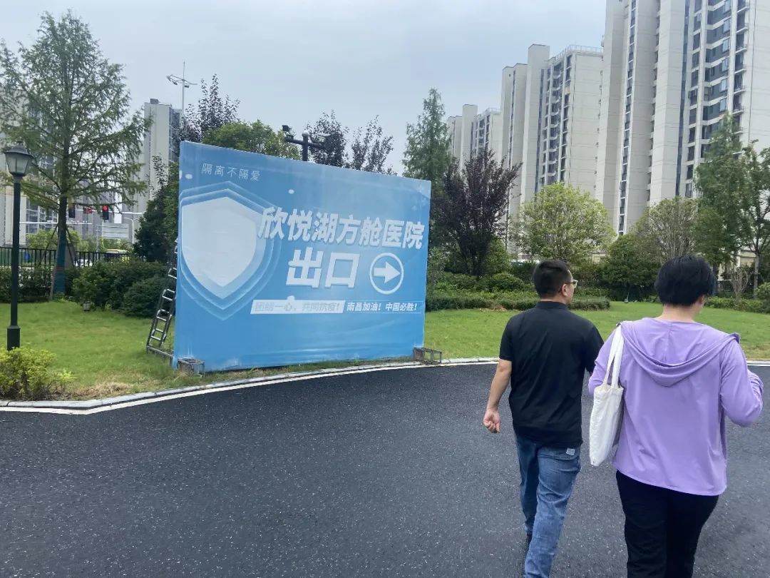 ▲记者采访体育馆负责人徐彬