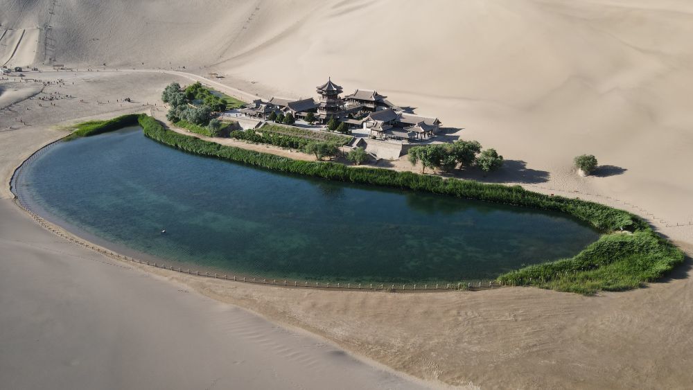 這是敦煌鳴沙山北麓的月牙泉（2023年6月7日攝，無人機(jī)照片）新華社記者 張智敏 攝