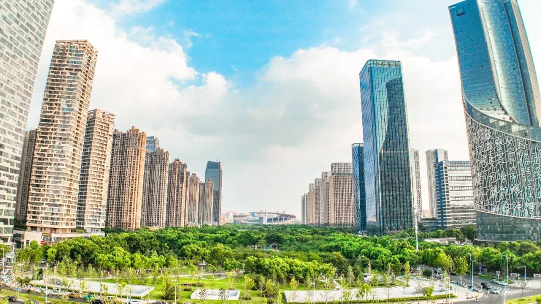 绿轴公园绿意葱茏。