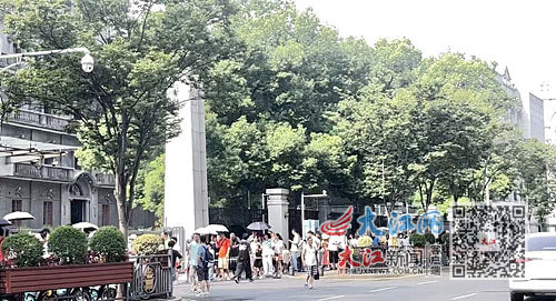 参观南昌八一起义纪念馆的队伍从珠宝街排到了中山路。