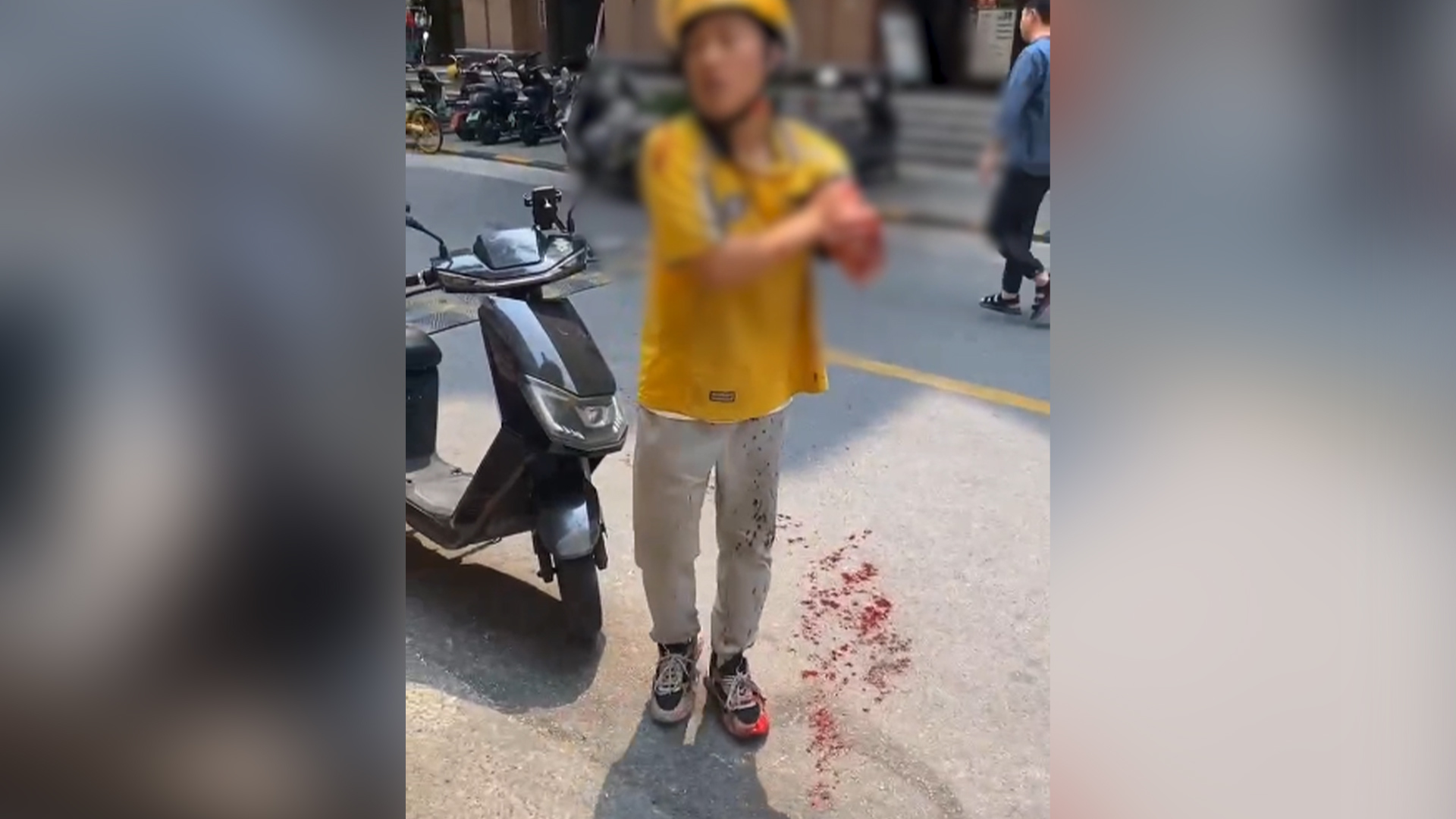 深圳再次发生保安殴打送餐员事件，多名保安暴力围殴美团外卖小哥|暴力|殴打|送餐员_新浪新闻