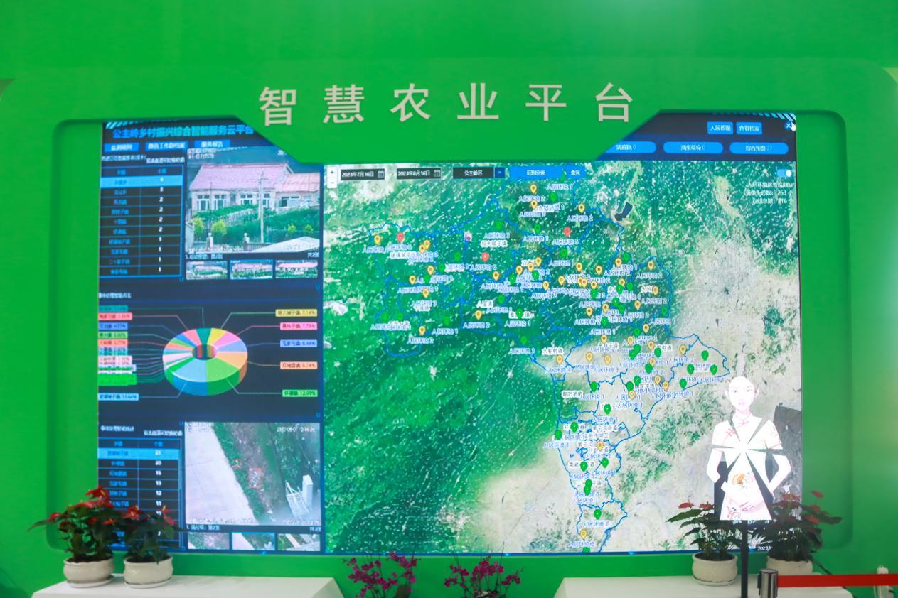 “公主岭乡村振兴综合智能服务云平台”实时显示着公主岭市各项农业相关的物联网数据。 凤凰网吉林 龙晓宁/摄