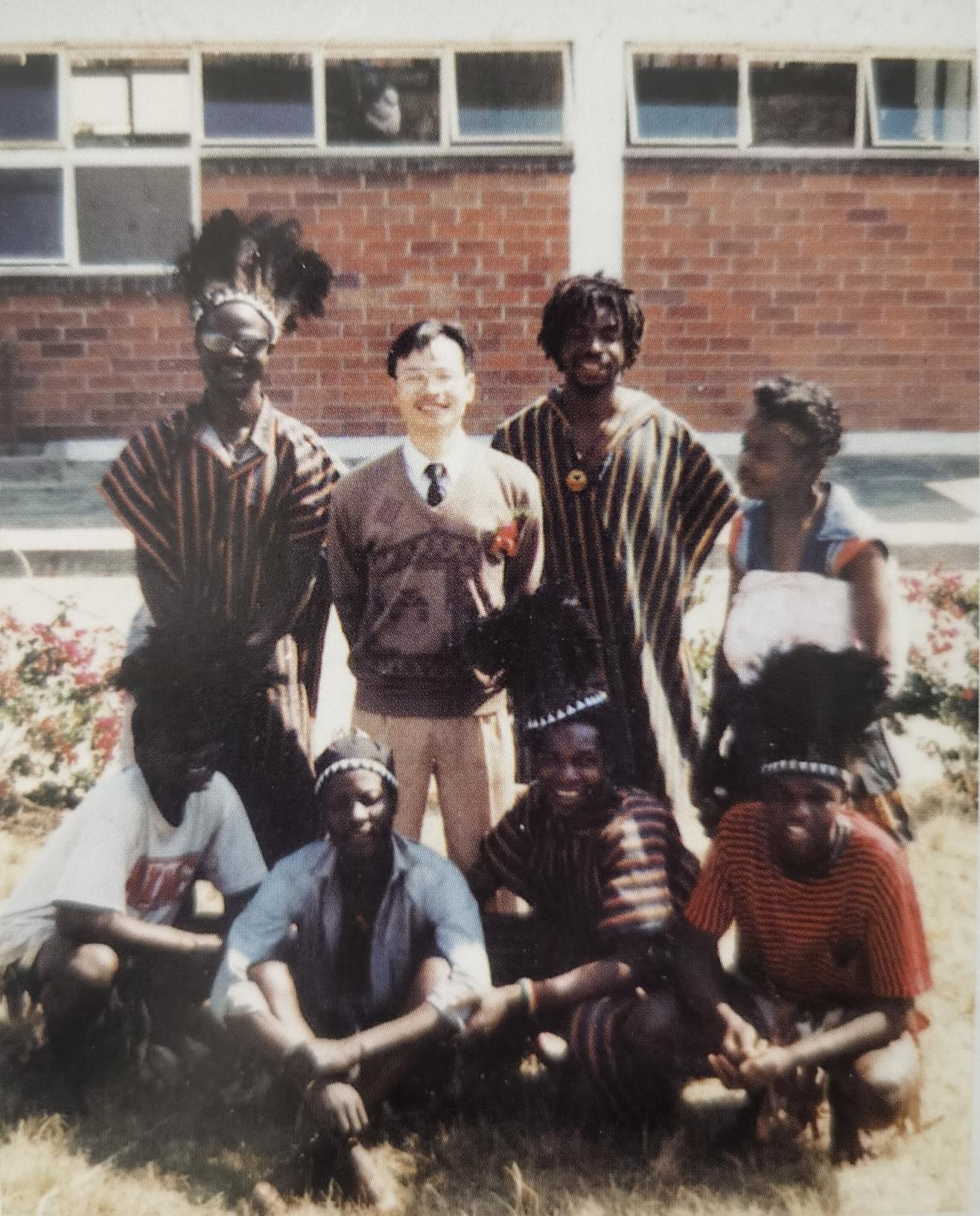 1997年，中南大学湘雅医院脊柱外科胡建中教授到津巴布韦当地民族医生诊所指导。