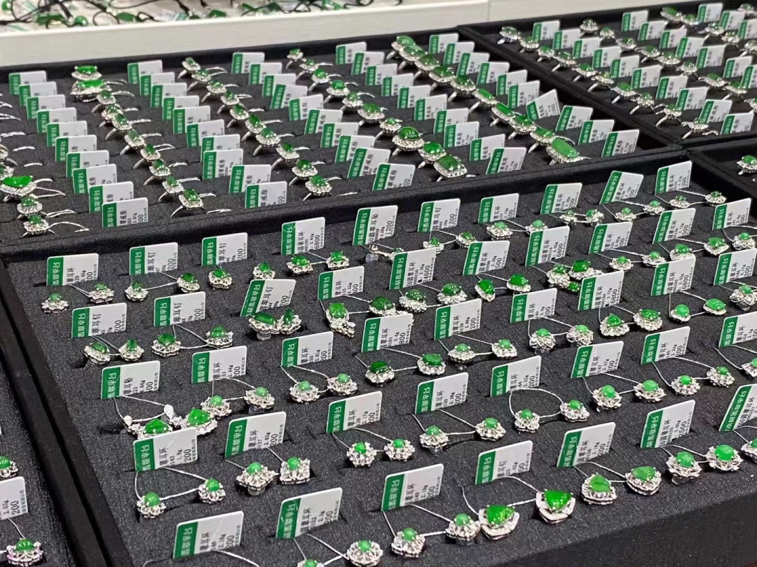 琛宝来广场还拥有完善的线下零售平台，位于广场一楼的翠本易翡翠平台实行明码标价制度，透明化交易。