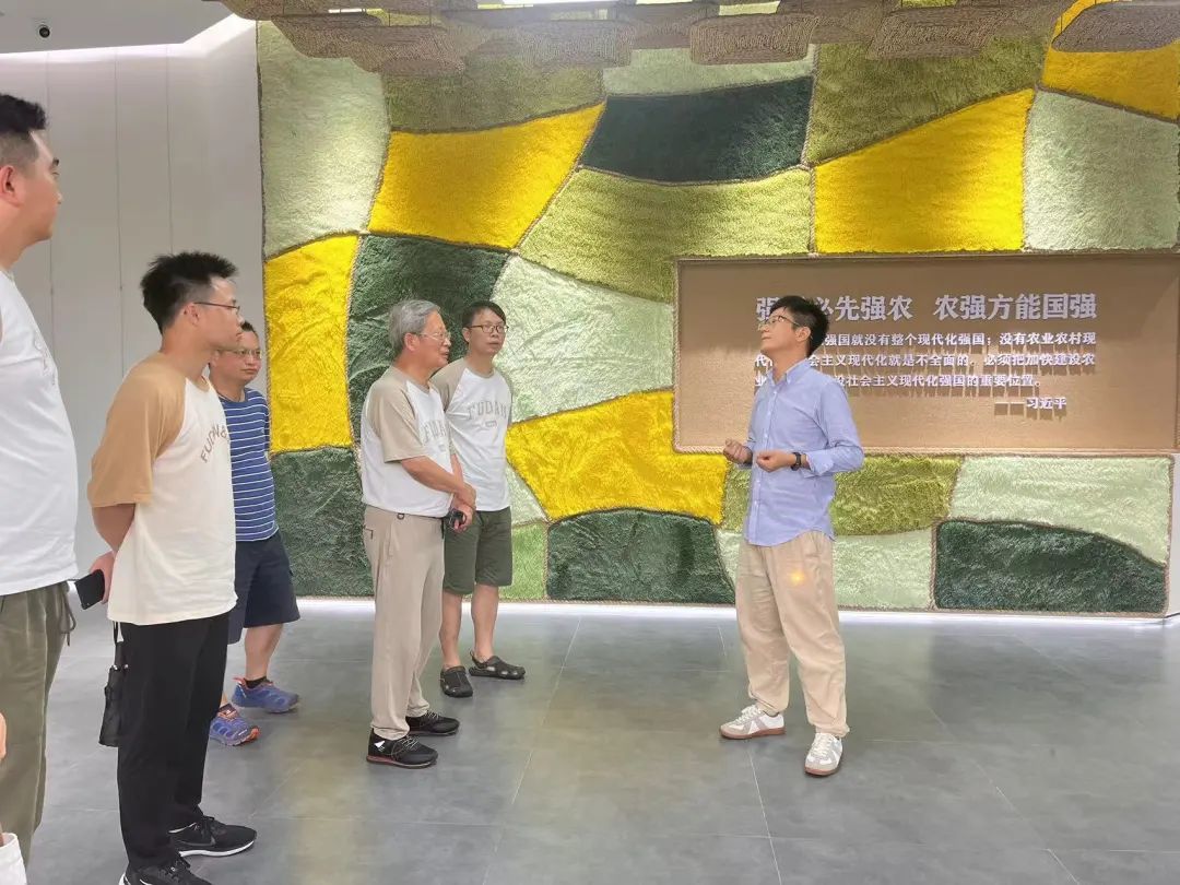 王磊讲解清溪村智慧农业发展情况。