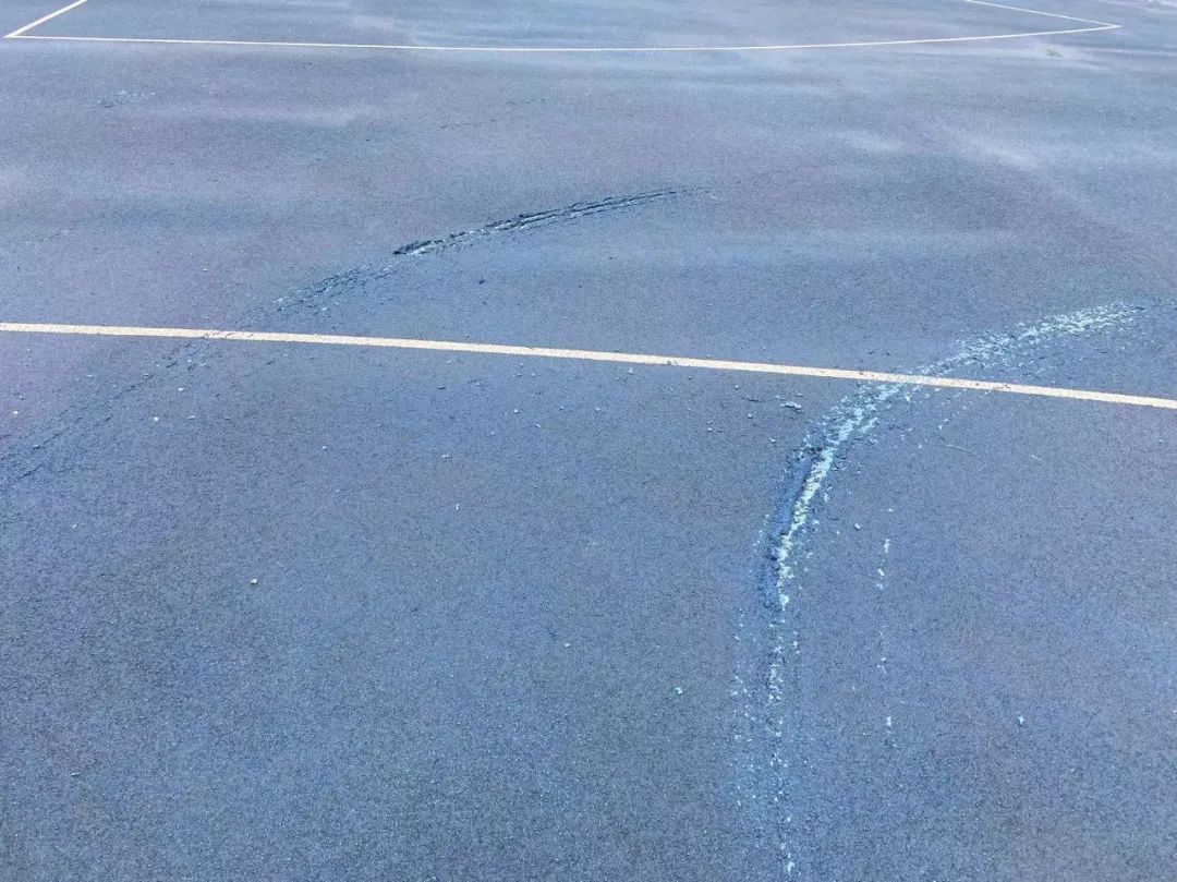 ▲馆内操场已被损坏 待维修