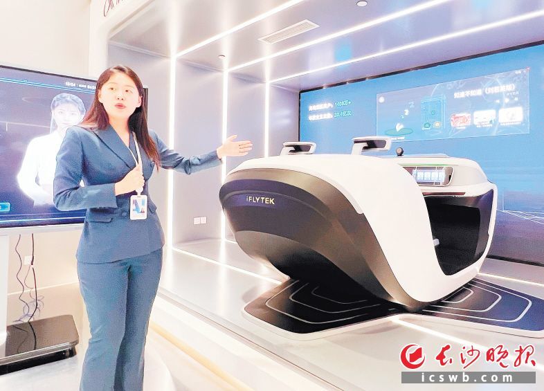 科大讯飞工作人员介绍语音交互技术在智能驾驶中的应用前景。 长沙晚报全媒体记者 颜开云 摄