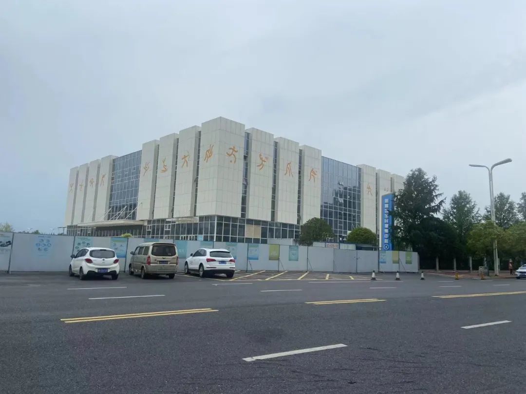 ▲欣悦湖体育馆入口被铁皮围挡住