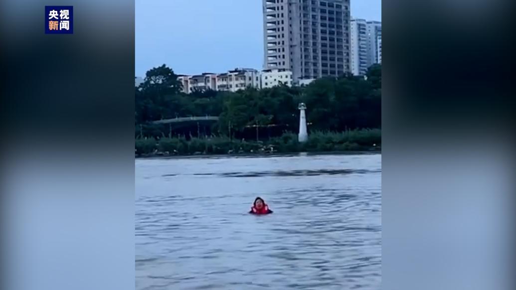 惊险！两女子游泳时被急流冲入江中漂流40分钟后获救