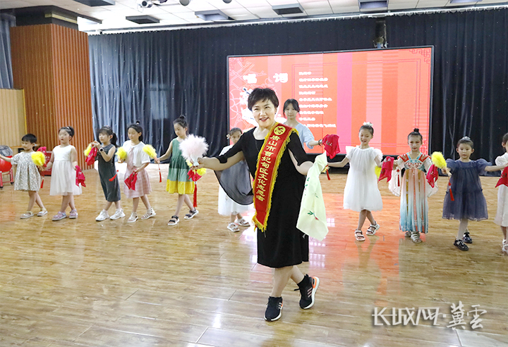 曹妃甸区文化馆暑期公益艺术培训课小学员在学习经典评剧选段《报花名》。