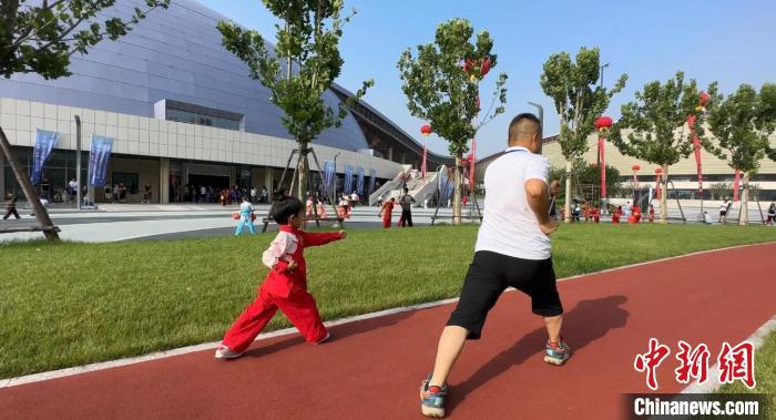 图为陆文奎带领着自己最小的徒弟亦是自己的女儿陆亦可练习武术长拳套路，为陆亦可的第一次武术比赛做准备。王牧雨 摄