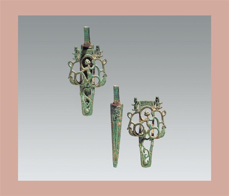 镂空鞘青铜短剑