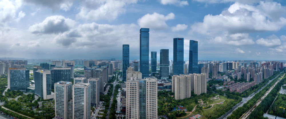 西安高新区锦业路上,一座座拔地而起的高层建筑,勾勒出城市未来天际线