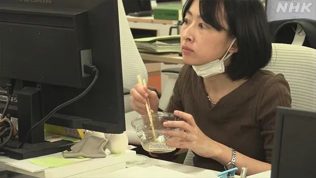 △一边吃饭一边加班的及川侑子 图源:NHK截图