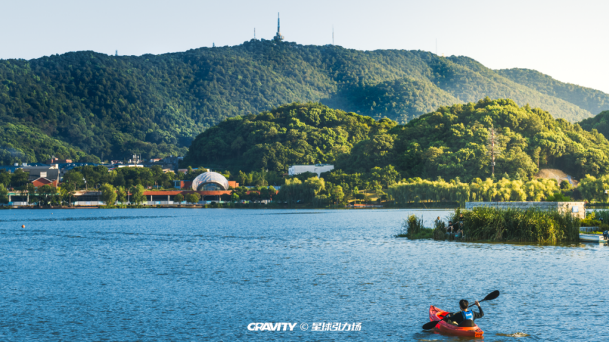 河清岸绿好风光！走，出门散步去