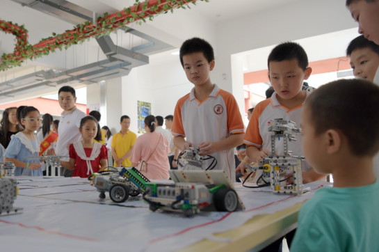 南昌县洪州学校滨江校区校园开放活动——机器人社团展示