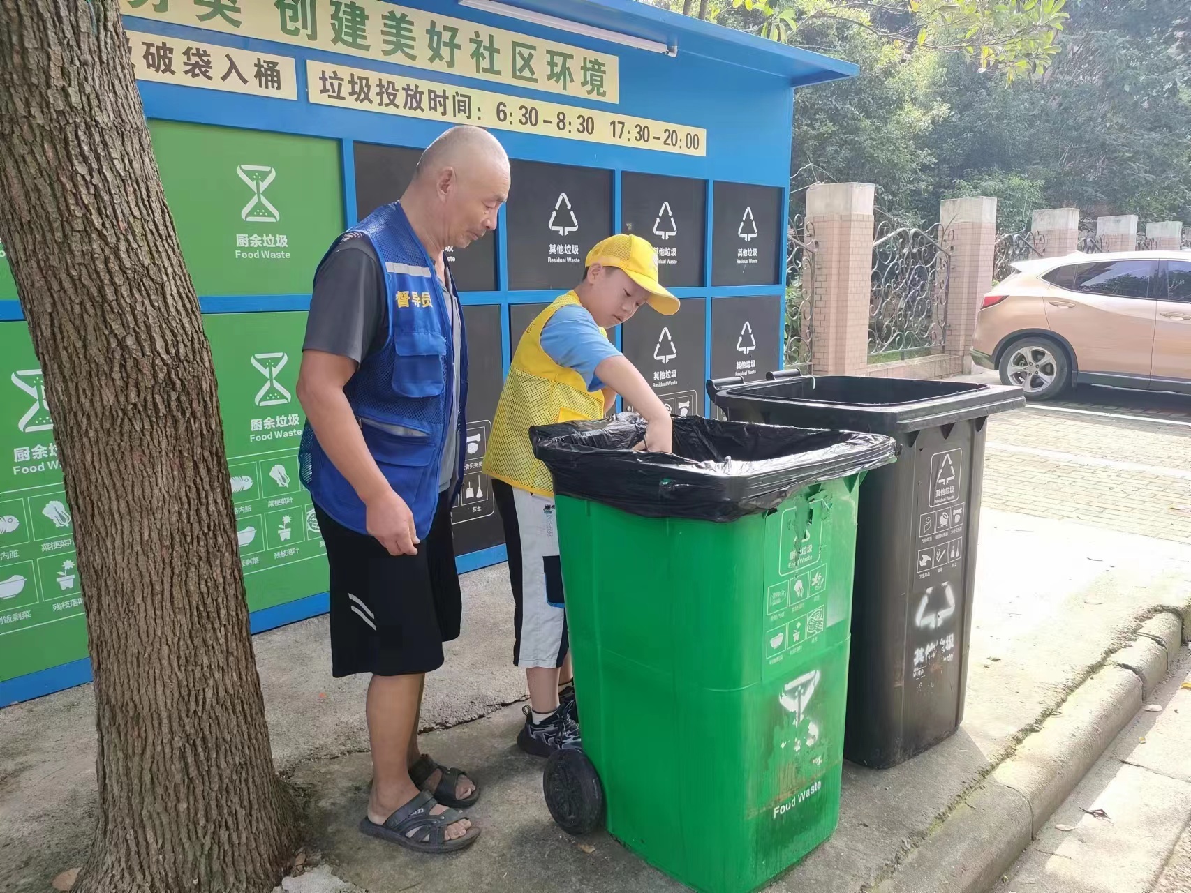 姜山镇小城春秋社区一老一小助力垃圾分类桶边督导