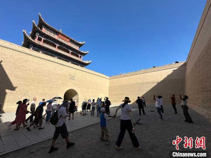 甘肃嘉峪关：游客“沉浸式”体验“天下第一雄关”