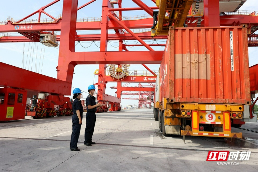 ▲长沙海关所属岳阳海关关员正在查验自上海转关进口的集装箱。