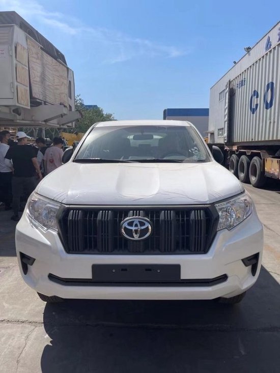 配置:铝轮 踏板 黑后视镜 黑门把手普拉多字母彩条 底挂备胎.