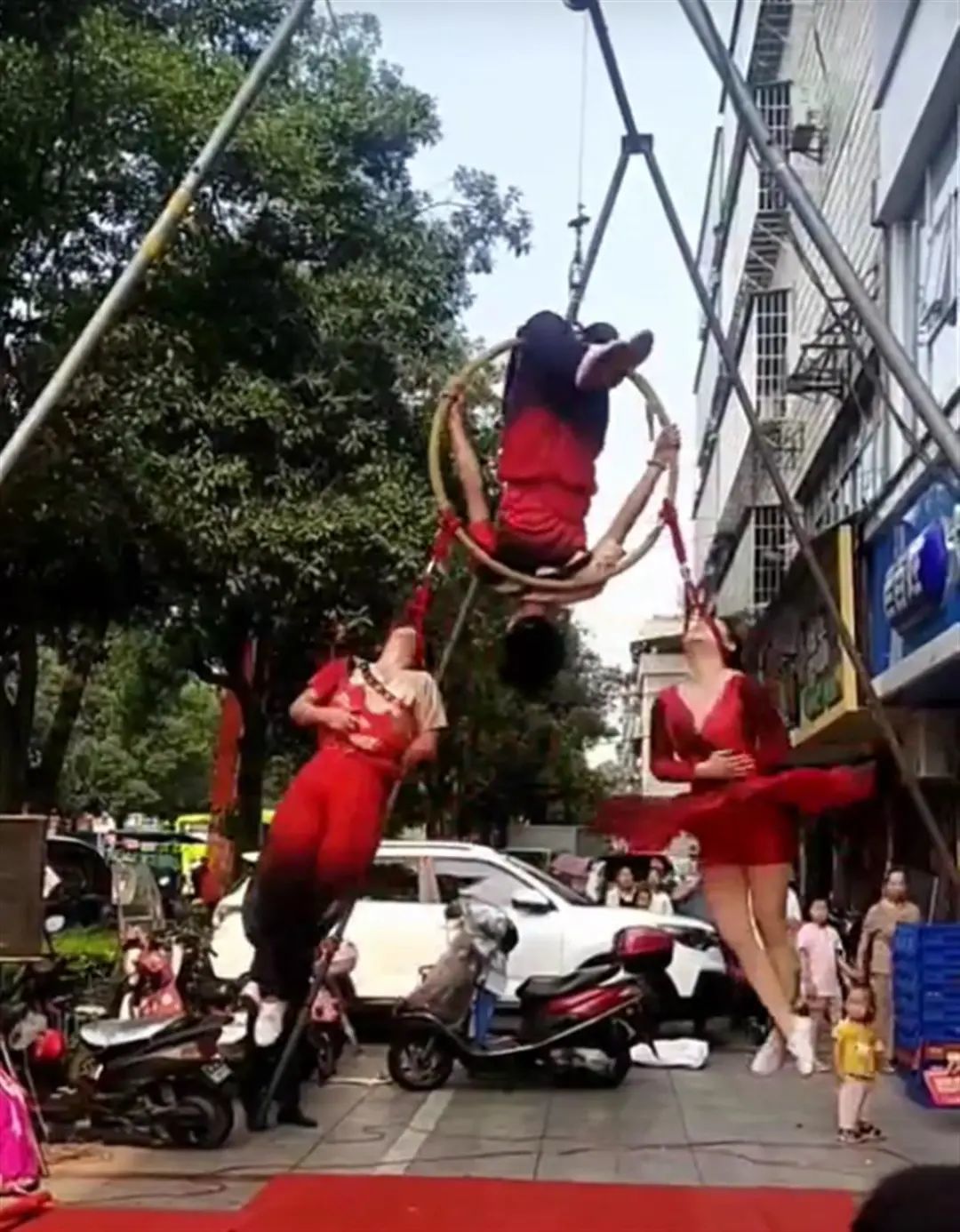 坠落前画面。视频截图