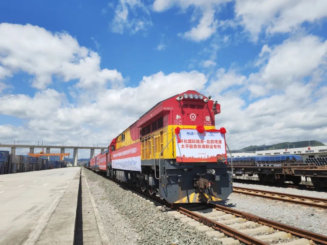 ▲从怀化国际陆港到北部湾港铁海联运专列。