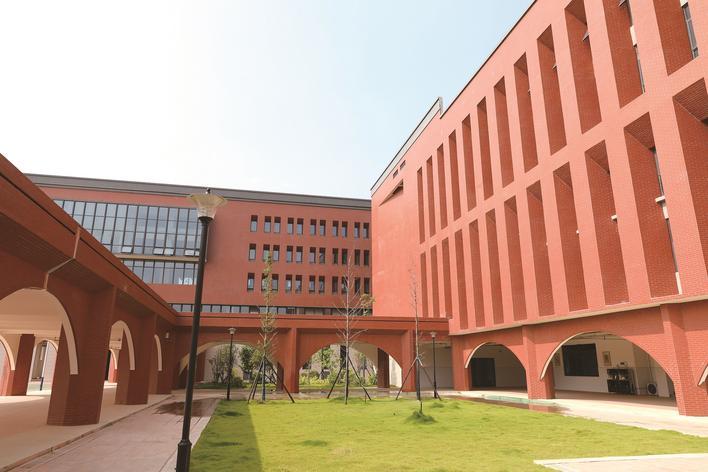 南雅星沙实验学校教学楼外观大气，宛如城堡。李杰 摄