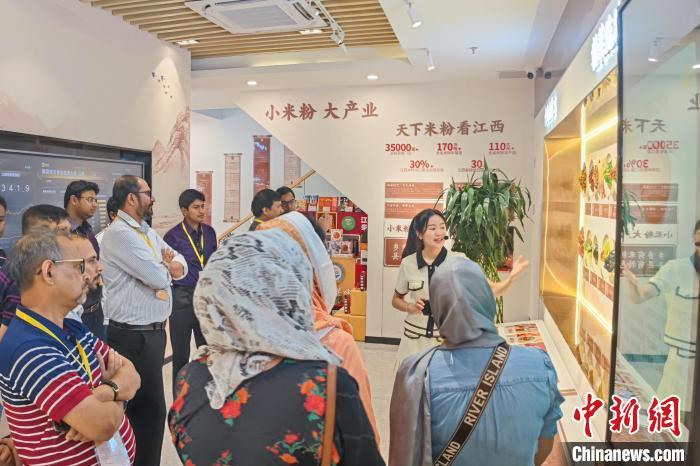 8月15日，孟加拉国投资促进研修班一行17人参观考察中国赣菜品牌推广中心，了解赣菜的历史文化、烹饪技艺、名企名店、特色菜品等。江西省商务厅 供图