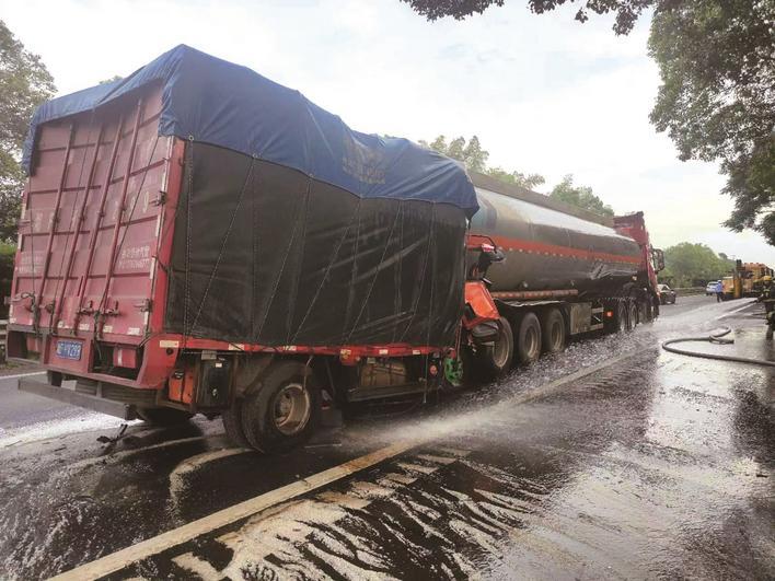 3辆大货车追尾,其中1台是油罐车,县应急管理局联合消防大队等单位及时