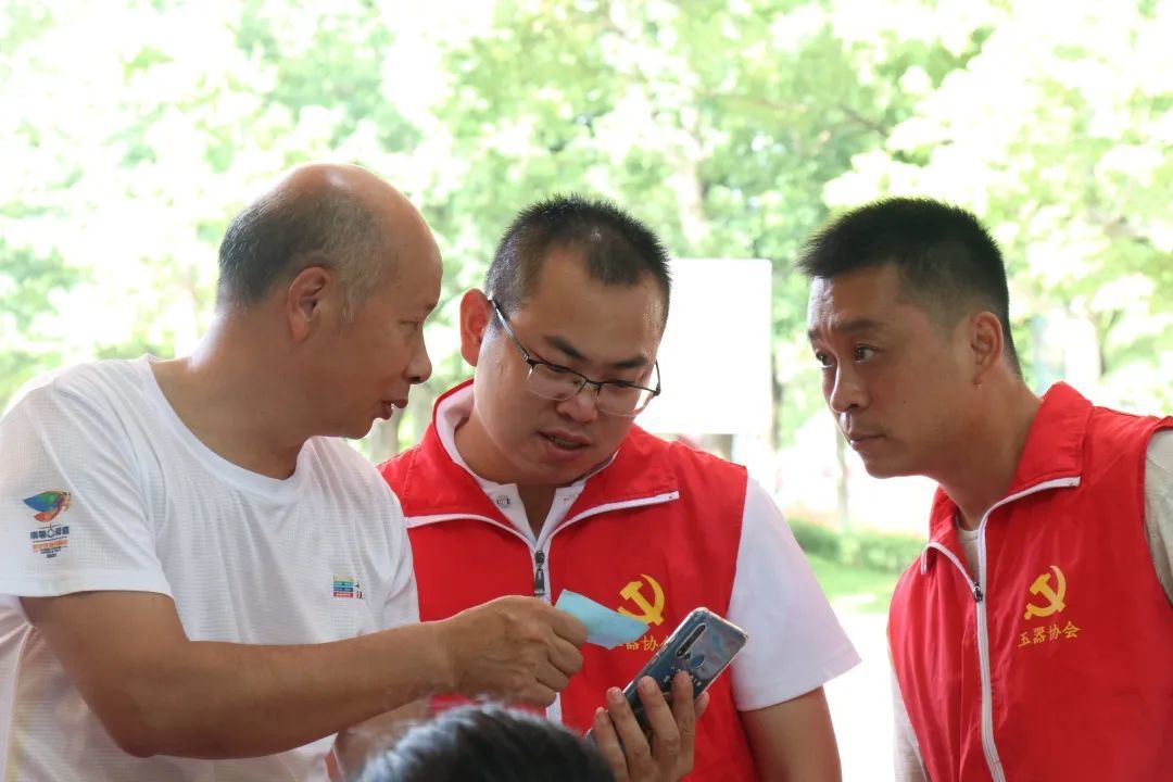 市民向志愿者咨询问题