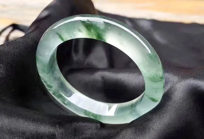 精湛的“平洲工”，技艺誉满天下。平洲珠宝玉器产业链中，以手镯最为出名，享誉海内外市场。图源衡胜珠宝