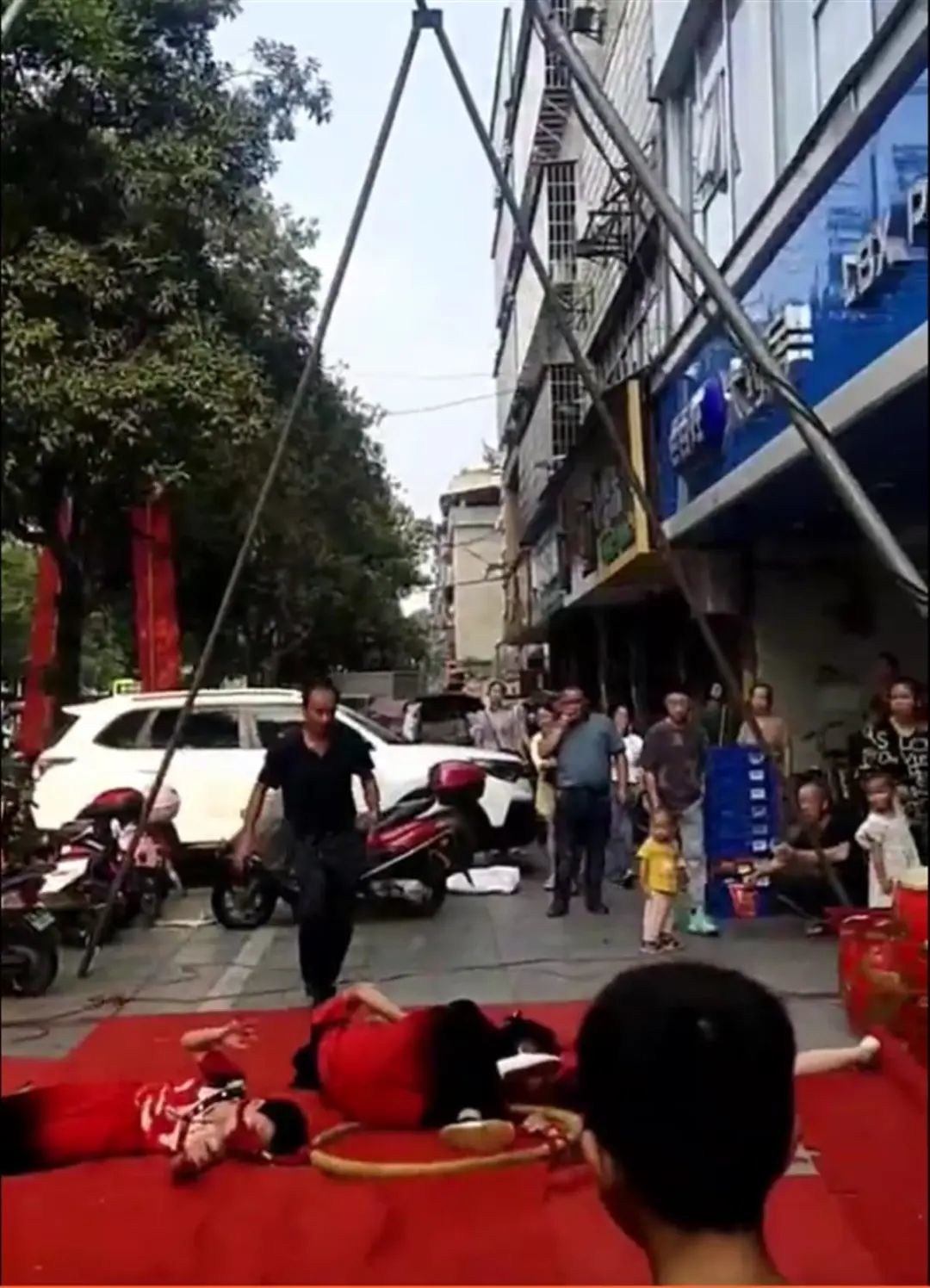 现场场景。视频截图