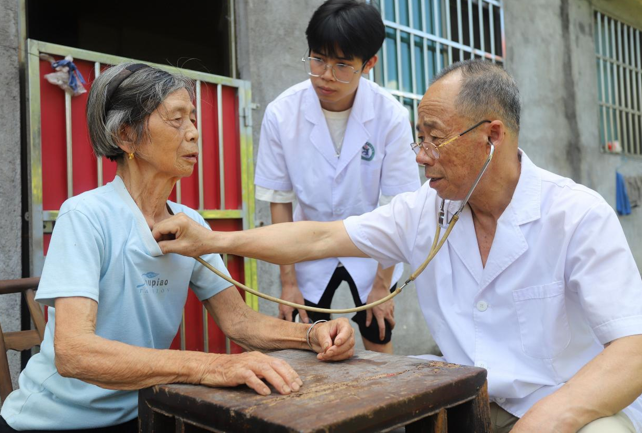 8月14日,安福县洋溪镇牌头村村医郁珠生率领义诊队给村民义诊