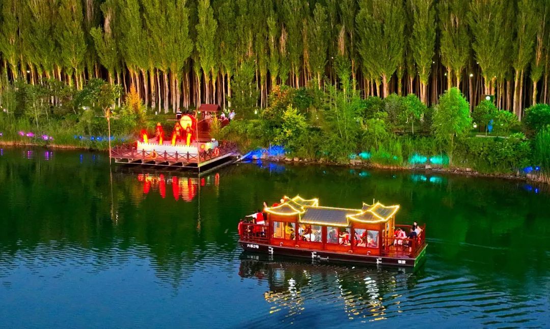 8月11日，张掖市甘州区芦水湾旅游度假区居延湖上，游客们正在乘画舫观赏《弱水“掖”画——八声甘州》演艺剧目。