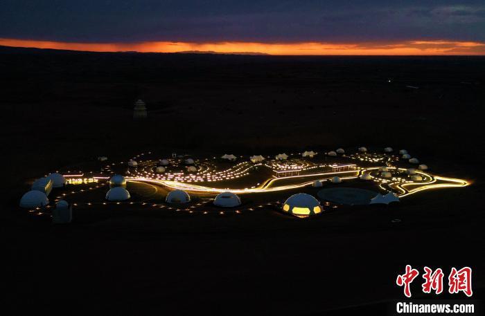 夜幕降临，民勤县“摘星小镇”旅游景区，绚烂星空与高科技建筑交相辉映，美轮美奂。(资料图) 马爱彬 摄