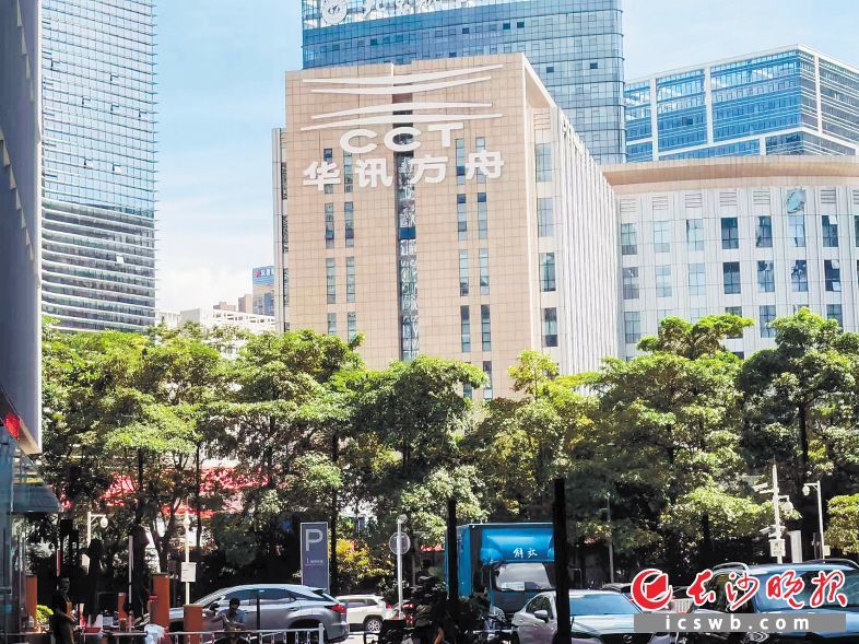 华讯方舟专注于Ku/Ka/THz在内的高频谱技术研发与应用，形成自主可控的卫星通信地面设备及系统。